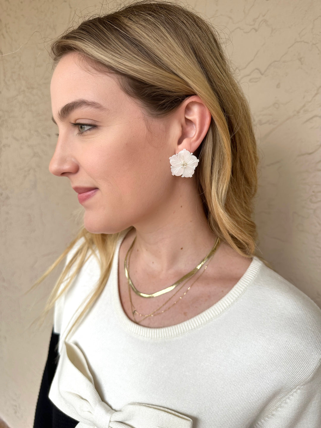 Bijoux Num Carved Mother of Pearl Flower Earring