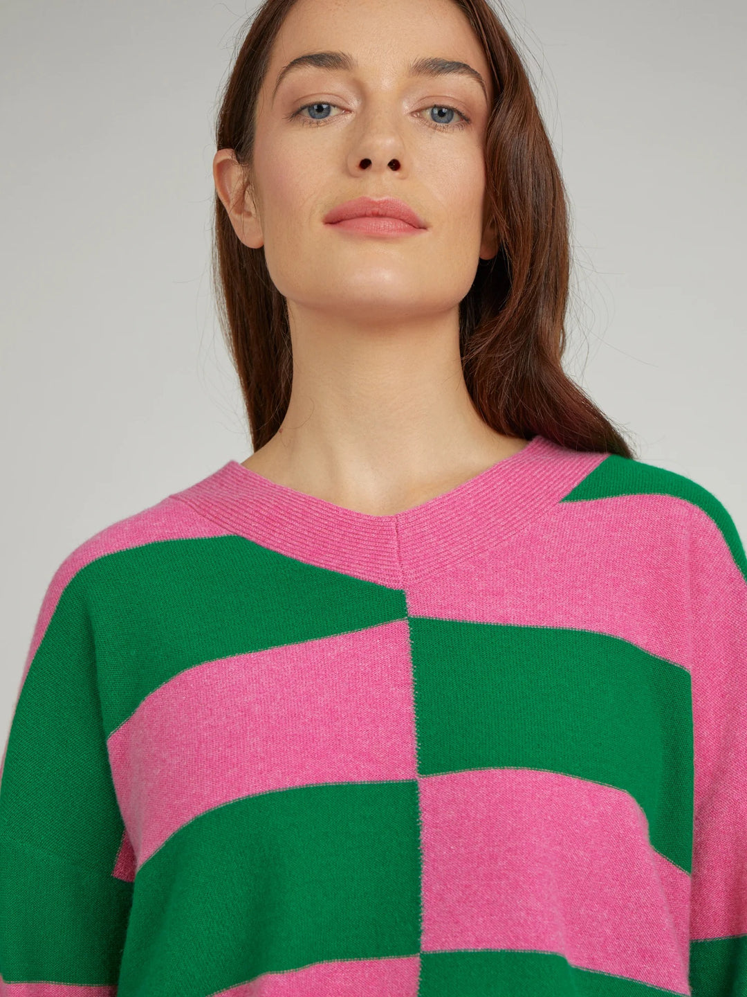 Cocoa Cashmere - This stylish Cashmere Murphy V Neck Sweater is designed to make a statement. Crafted from 100% luxurious cashmere, it features a flattering v-neck, drop shoulders and a stunning battenburg-inspired design.