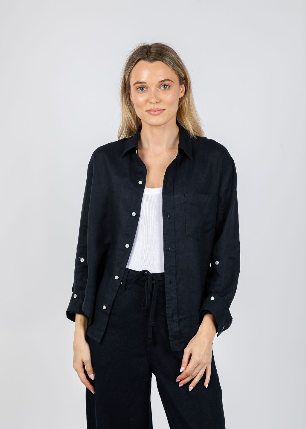 Citizens of Humanity Kayla Shrunken Linen Shirt in True Navy available at Barbara Katz