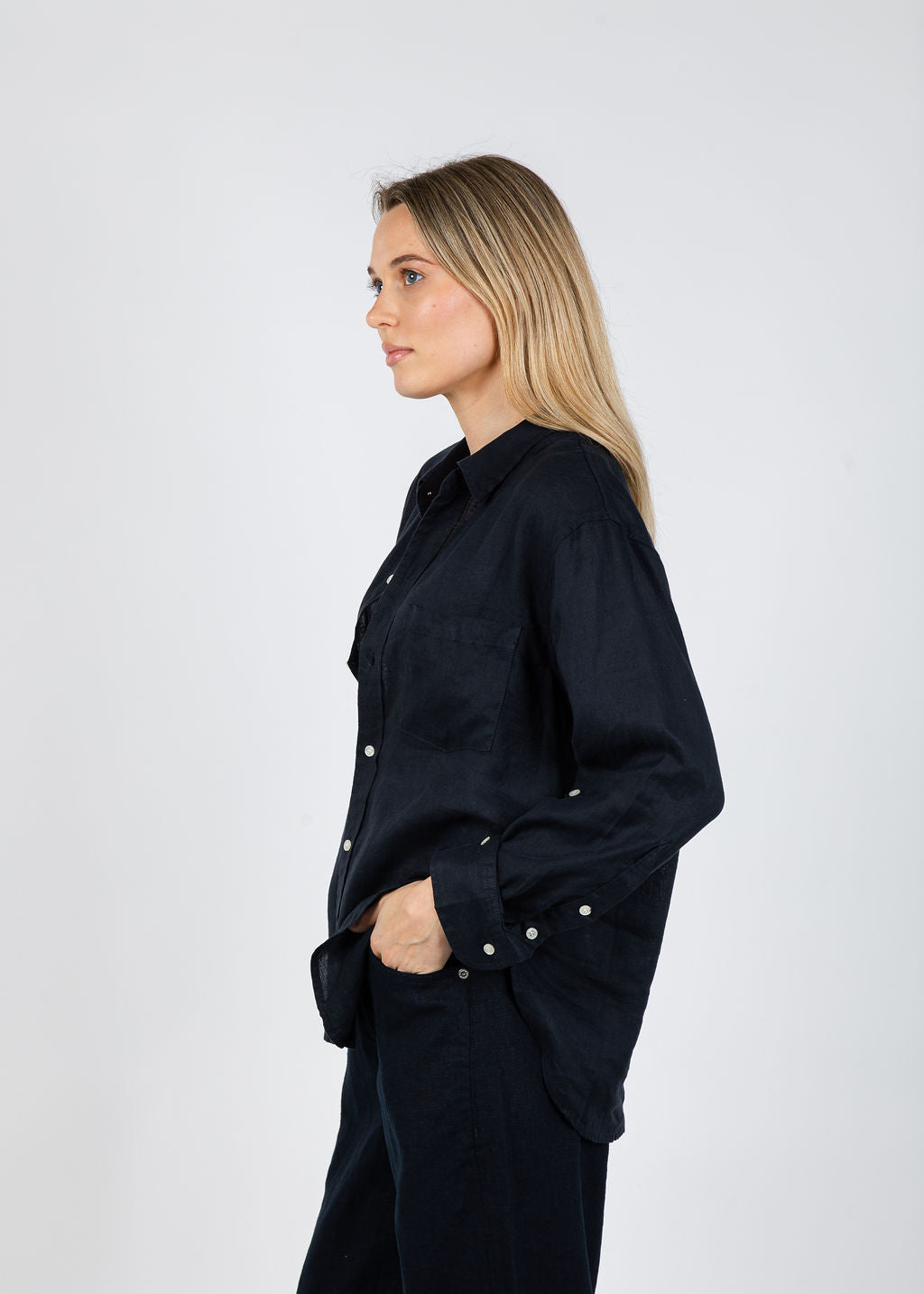 Citizens of Humanity Kayla Shrunken Linen Shirt in True Navy available at Barbara Katz