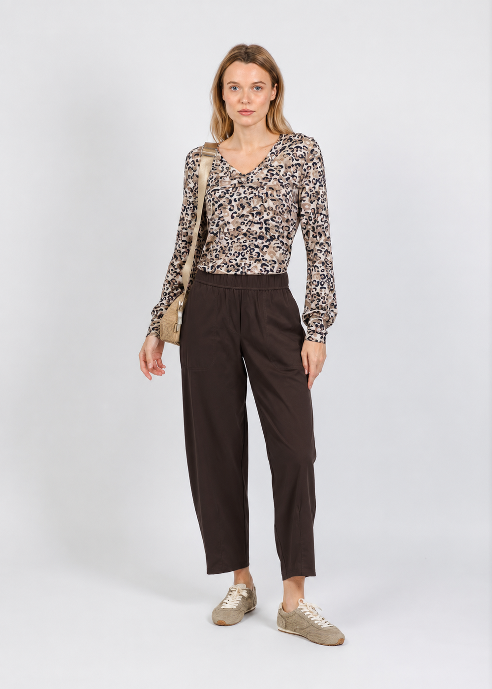 Elliott Lauren Prime Time Tapered Pant in Chocolate available at Barbara Katz