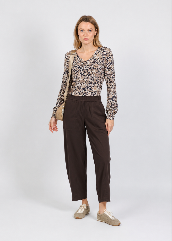 Elliott Lauren Prime Time Tapered Pant in Chocolate available at Barbara Katz