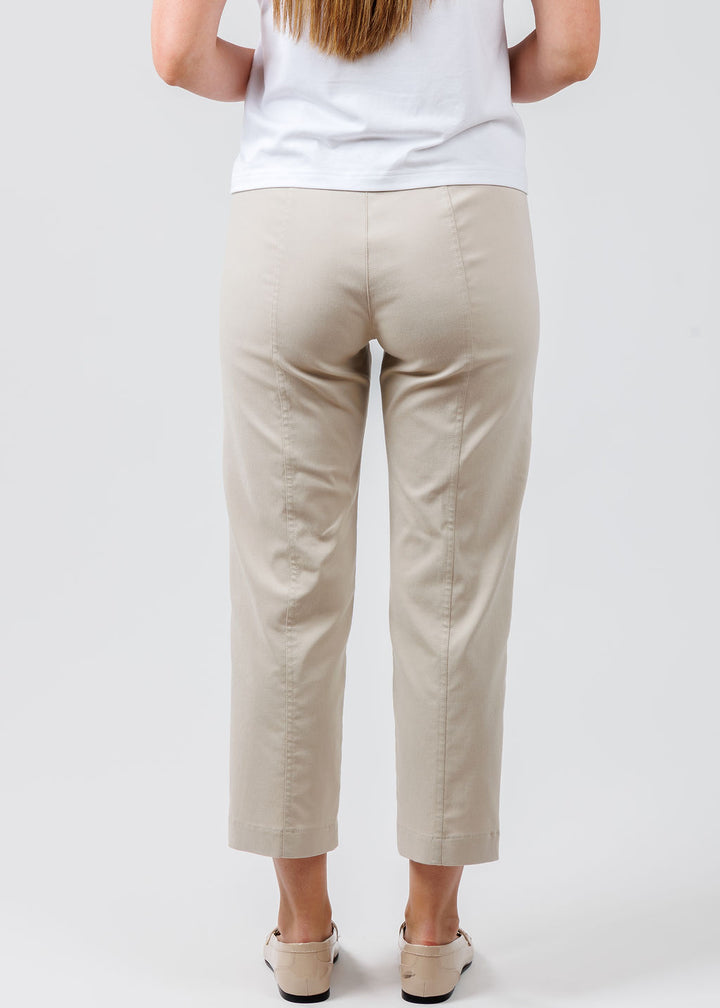 Elliott Lauren Crop Cargo Pants in Chino available at Barbara Katz. Elliott Lauren classic pull-on pants with elastic waistband, cargo pockets, rivet details, straight leg, and cropped length.