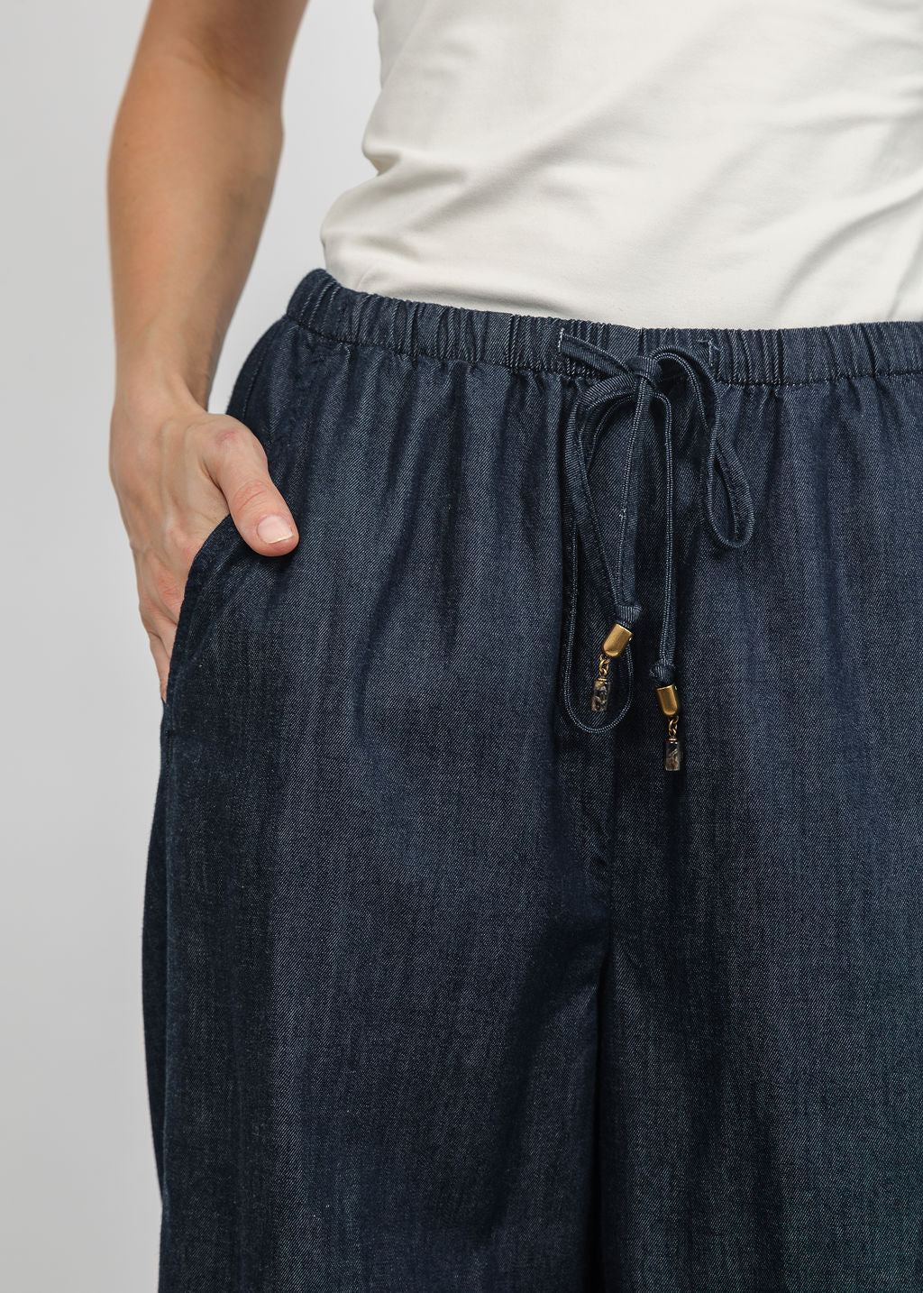 Frame The Offshort Pant in Rinse available at Barbara Katz