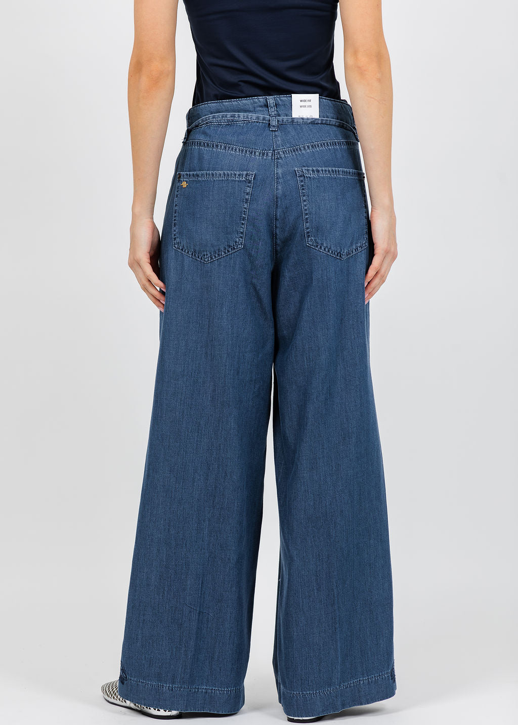 MAC Wendy Embroidered Tencel Jeans in Mid Blue Heritage Wash available at Barbara Katz
