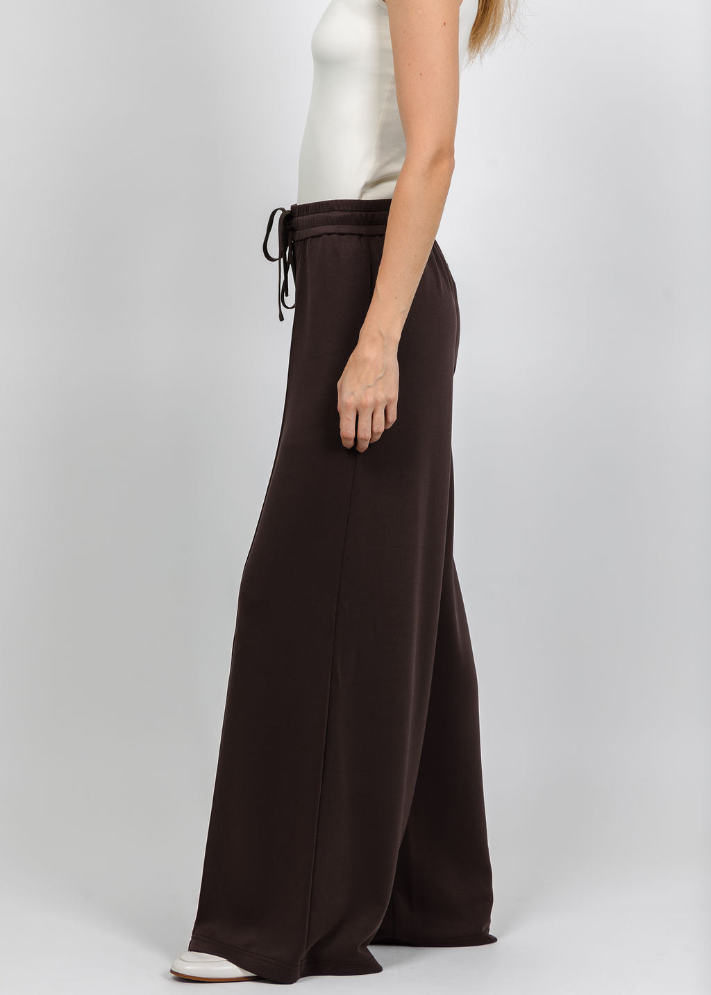 Oui Marlene Drawstring Wide Leg Pant in Mulch available at Barbara Katz
