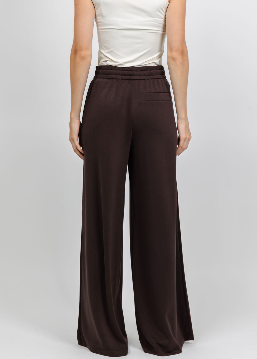 Oui Marlene Drawstring Wide Leg Pant in Mulch available at Barbara Katz
