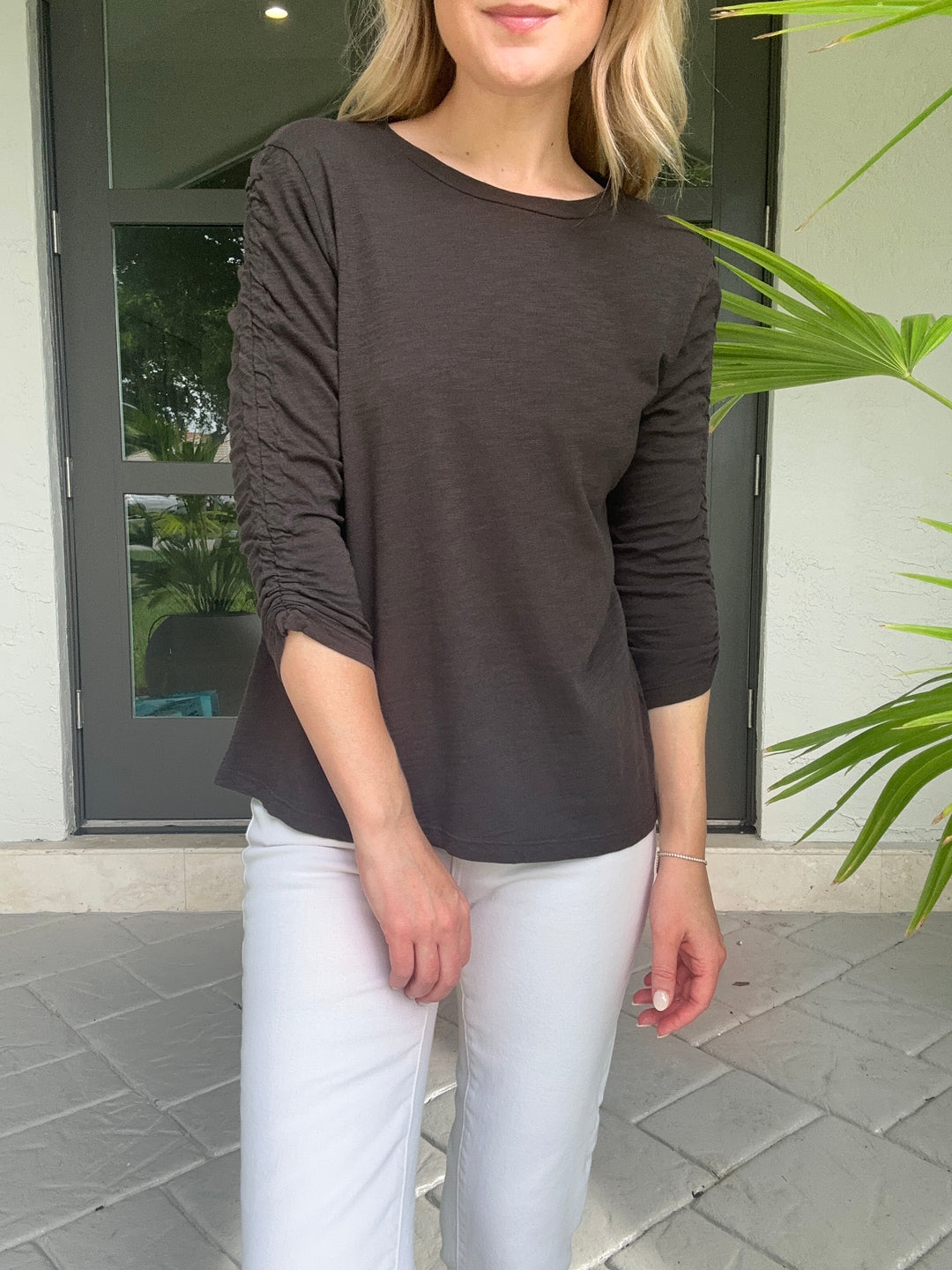 Elliott Lauren Ruched 3/4 Sleeve Tee - Mocha
