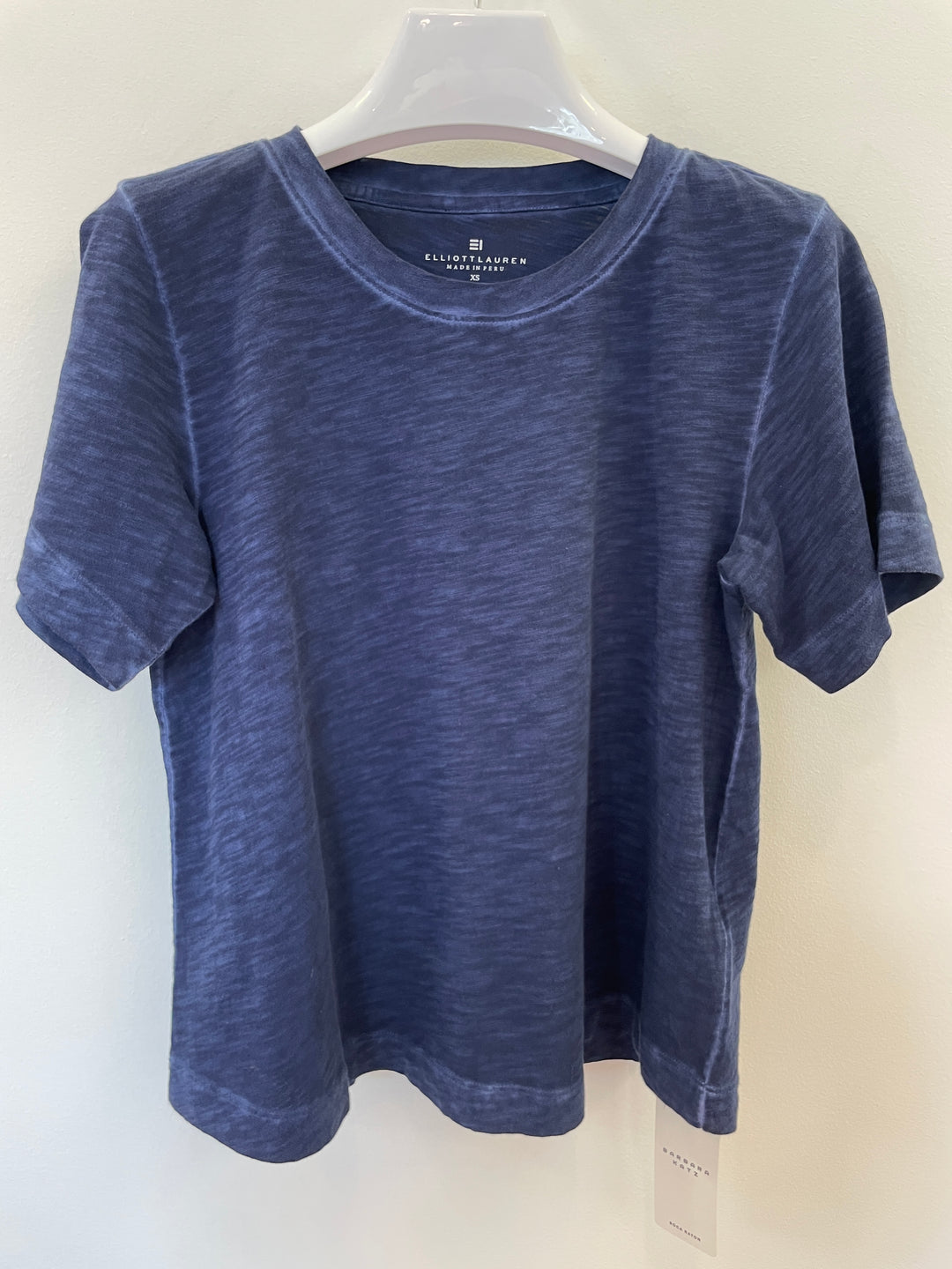 Scoop neck short sleeve t-shirt.