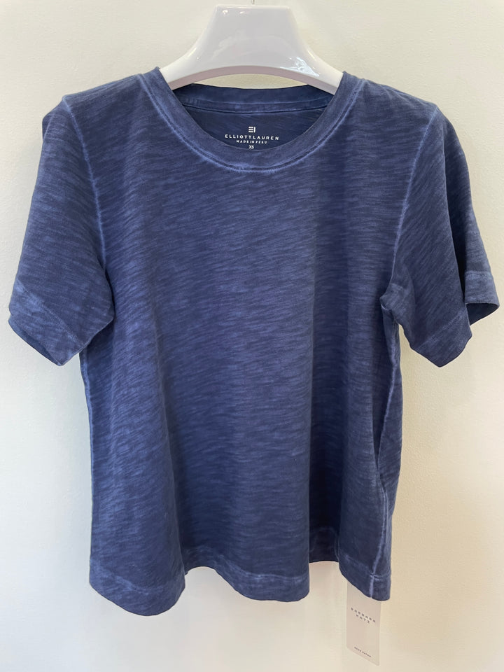 Scoop neck short sleeve t-shirt.