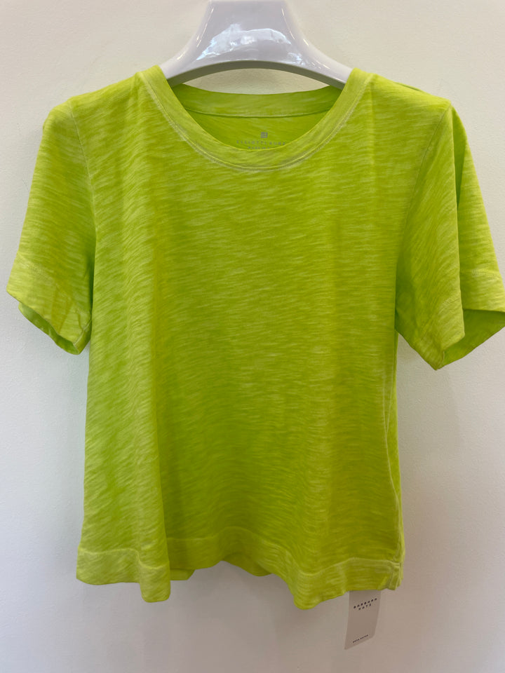 Scoop neck short sleeve t-shirt.