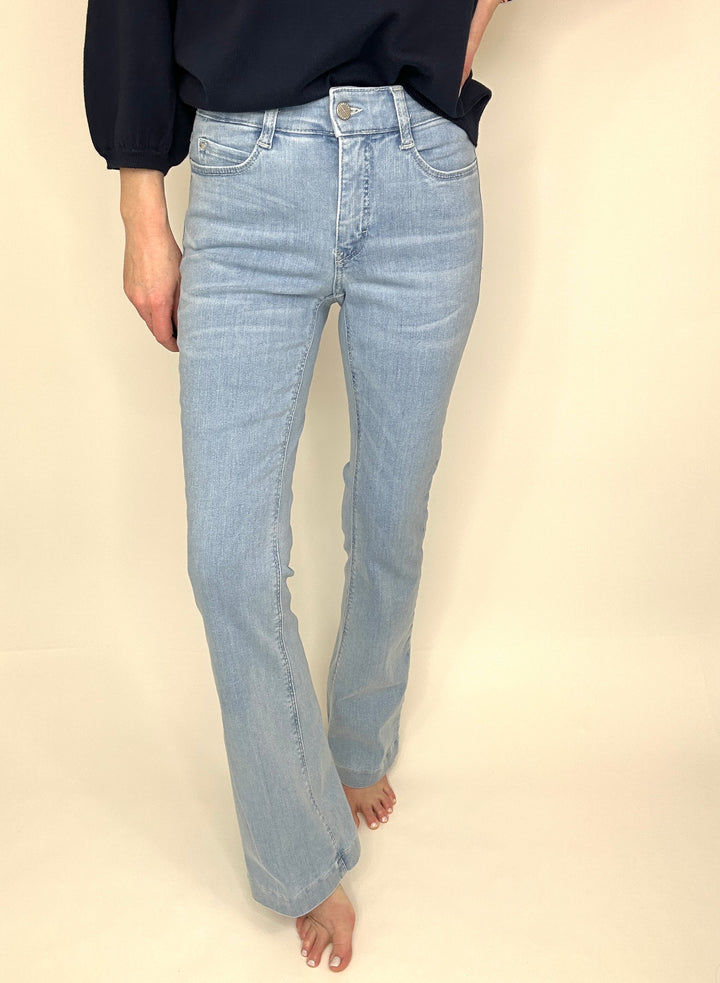 MAC High waist jean with bootleg cut. 