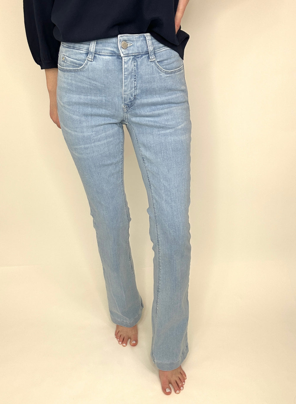 MAC High waist jean with bootleg cut. 